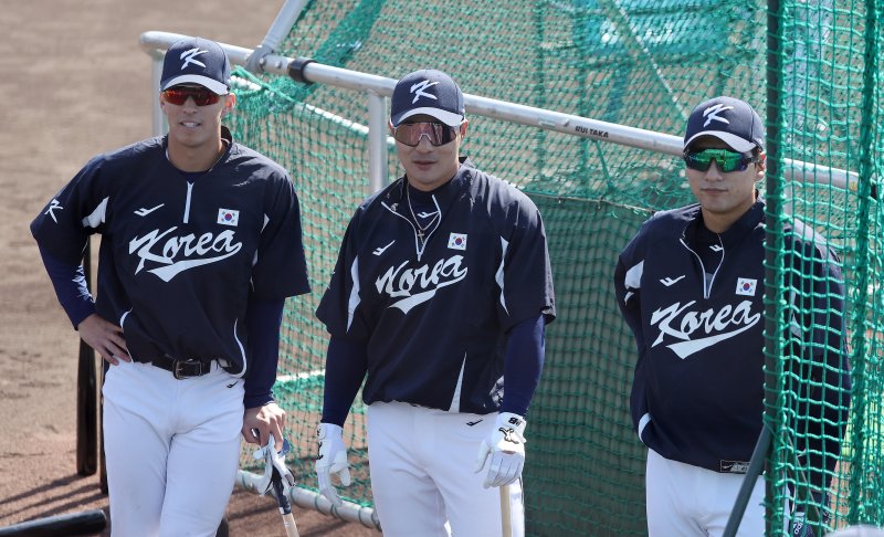 2023 월드베이스볼클래식(WBC)에 출전하는 야구 국가대표팀 토미 현수 에드먼(왼쪽부터)과 김하성, 이정후가 5일 오후 일본 오사카마이시마 버팔로스 스타디움에서 박병호의 배팅 훈련을 지켜보고 있다. 대표팀은 6일 일본 오사카 교세라돔에서 일본 프로야구 오릭스 버펄로스, 7일 같은 장소에서 한신 타이거스와 공식 연습경기를 치른 후 9일 일본 도쿄돔에서 호주와 본선 1라운드 첫 경기를 치른다. 2023.3.5/뉴스1 ⓒ News1 김진환 기자