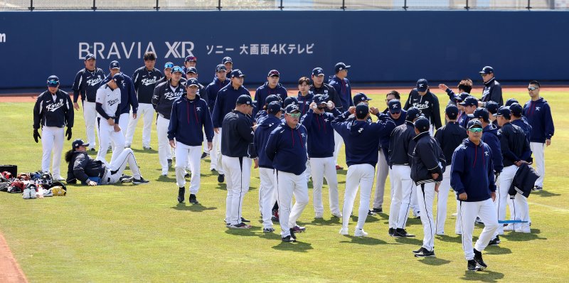 2023 월드베이스볼클래식(WBC)에 출전하는 야구 국가대표팀 선수들이 5일 오후 일본 오사카마이시마 버팔로스 스타디움에서 훈련 전 미팅을 하고 있다. 대표팀은 6일 일본 오사카 교세라돔에서 일본 프로야구 오릭스 버펄로스, 7일 같은 장소에서 한신 타이거스와 공식 연습경기를 치른 후 9일 일본 도쿄돔에서 호주와 본선 1라운드 첫 경기를 치른다. 2023.3.5/뉴스1 ⓒ News1 김진환 기자