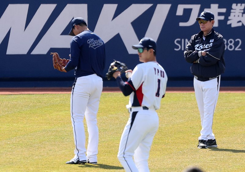 2023 월드베이스볼클래식(WBC)에 출전하는 야구 국가대표팀 이강철 감독이 5일 오후 일본 오사카마이시마 버팔로스 스타디움에서 정우영과 고영표의 훈련을 지켜보고 있다. 대표팀은 6일 일본 오사카 교세라돔에서 일본 프로야구 오릭스 버펄로스, 7일 같은 장소에서 한신 타이거스와 공식 연습경기를 치른 후 9일 일본 도쿄돔에서 호주와 본선 1라운드 첫 경기를 치른다. 2023.3.5/뉴스1 ⓒ News1 김진환 기자