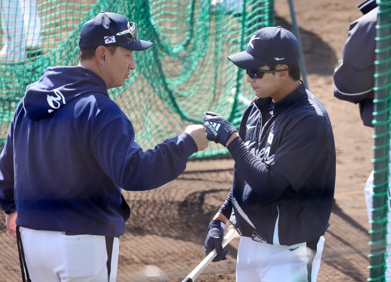 2023 월드베이스볼클래식(WBC)에 출전하는 야구 국가대표팀 이정후가 5일 오후 일본 오사카마이시마 버팔로스 스타디움에서 배팅 훈련를 마친 후 심재학 코치(왼쪼)와 주먹을 맞대고 있다. 대표팀은 6일 일본 오사카 교세라돔에서 일본 프로야구 오릭스 버펄로스, 7일 같은 장소에서 한신 타이거스와 공식 연습경기를 치른 후 9일 일본 도쿄돔에서 호주와 본선 1라운드 첫 경기를 치른다. 2023.3.5/뉴스1 ⓒ News1 김진환 기자