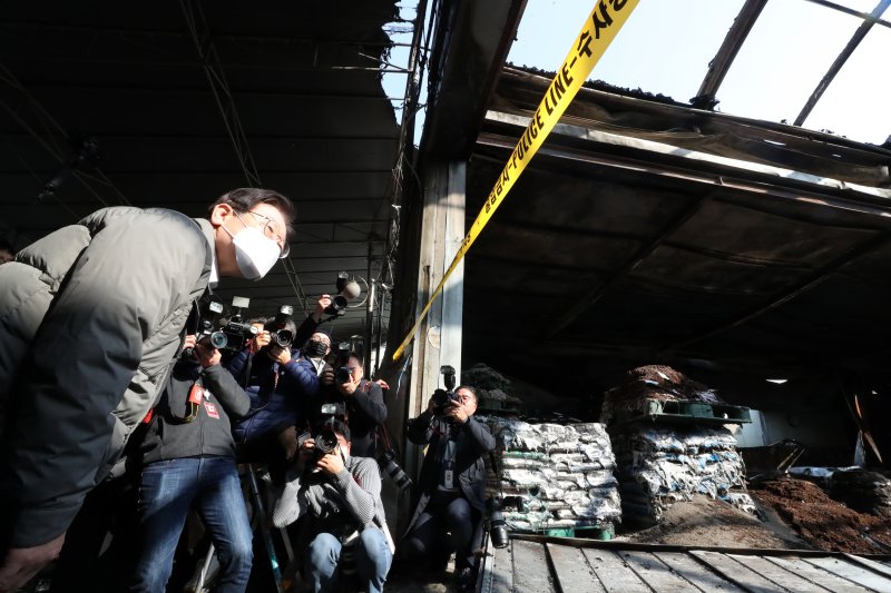 이재명 더불어민주당 대표(왼쪽)가 5일 오후 인천 동구 현대시장 화재현장을 찾아 피해 상황을 살펴보고 있다. 뉴스1