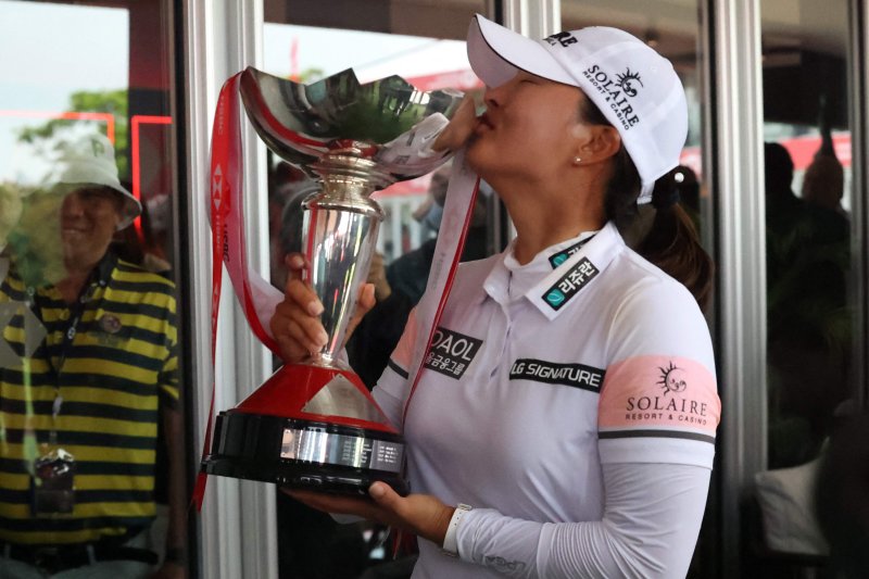 고진영이 5일 싱가포르 센토사 골프클럽 탄종코스에서 열린 미국여자프로골프(LPGA)투어 HSBC 월드챔피언십에서 2년 연속 우승을 차지했다. 경기가 끝난 뒤 고진영이 우승 트로피에 입맞춤을 하고 있다. AFP연합뉴스