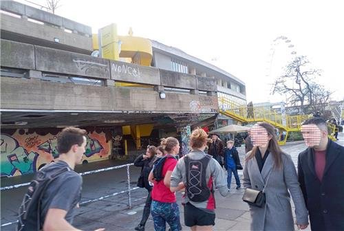 문화시설 집중된 사우스뱅크 (런던=연합뉴스) 백도인 기자 = 각종 문화시설이 집적화된 런던 사우스뱅크를 걷는 시민들. 2023.3.6 doin100@yna.co.kr (끝)