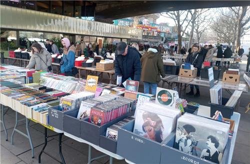 사우스뱅크의 고서적·고음반 판매 장터 (런던=연합뉴스) 백도인 기자 = 런던 사우스뱅크의 다리 밑에 장을 벌인 고서적·고음반 판매 장터. 이런 길거리 장터는 사우스뱅크에 활기와 재미를 더해주는 또 하나의 요소다. 2023.3.6 doin100@yna.co.kr (끝)
