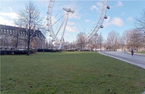 런던아이와 사우스뱅크의 넓은 잔디밭 (런던=연합뉴스) 백도인 기자 = 런던의 명물인 런던아이와 템스강으로 이어지는 넓은 잔디밭. 각종 야외 공연이 수시로 열리는 곳으로, 사우스뱅크는 주민들의 줄기찬 요구로 이런 공원과 산책로를 넉넉하게 확보할 수 있었다. 2023.3.6 doin100@yna.co.kr (끝)