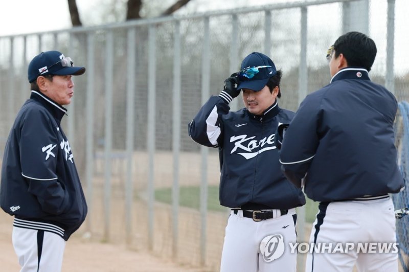 투수들 챙기는 이강철 감독 투수들 챙기는 이강철 감독 (투손[미국 애리조나주]=연합뉴스) 홍해인 기자 = 22일(현지시간) 미국 애리조나주 투손 키노스포츠 콤플렉스 보조 구장에서 야구 대표팀 이강철 감독이 트레이닝 중인 투수 고우석, 정우영과 대화하고 있다. 이날 예정된 월드베이스볼클래식(WBC) 2023 대한민국 대표팀과 프로야구 KBO리그 kt wiz의 평가전은 비와 강풍으로 인해 취소됐다. 2023.2.23 hihong@yna.co.kr (끝)