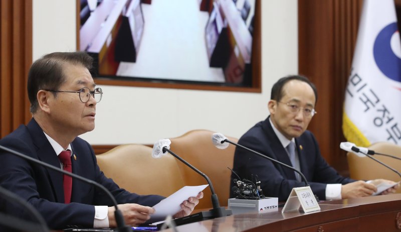 [서울=뉴시스] 김명원 기자 = 이정식 고용노동부 장관이 6일 정부서울청사에서 열린 비상경제장관회의에 참석해 발언하고 있다.