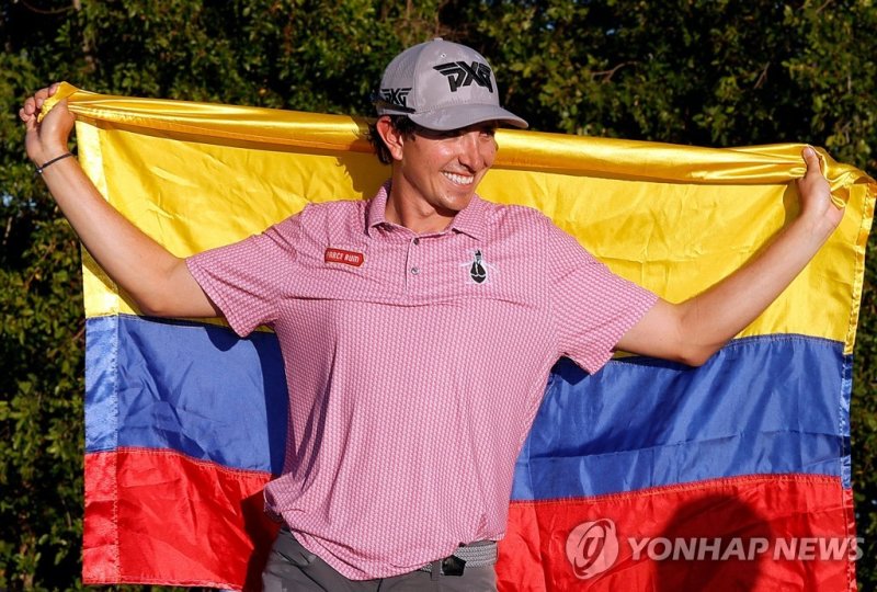 니코 에차바리아 RIO GRANDE, PUERTO RICO - MARCH 05: Nico Echavarria of Columbia hoists the Columbian flag during the trophy presentation of the Puerto Rico Open at Grand Reserve Golf Club on March 05, 2023 in Rio Grande, Puerto Rico. Carmen Mandato/Getty Images/AFP (Photo by Carmen Mandato / GETTY IMAGES N