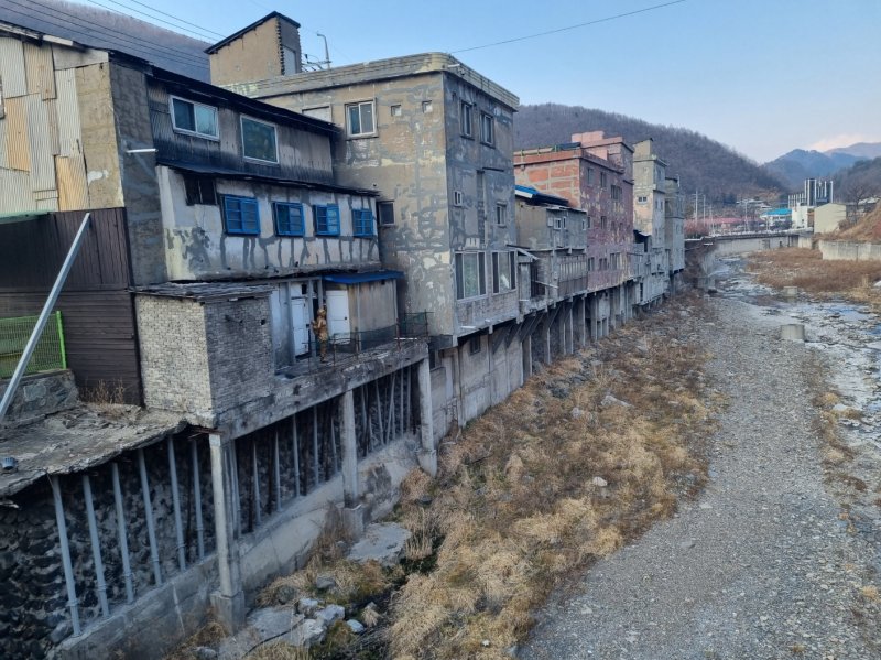 석탄산업 활황기 인구만 4만명이 넘었던 강원 태백 철암동. 현재는 광부와 상인들이 모두 떠나고 당시를 느낄 수 있는 빈 상점들만 남아 마을 전체가 거대한 근현대사 박물관으로 변해 있다. 2023.2.28/뉴스1 윤왕근 기자