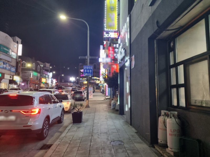 불금이었던 지난달 24일 오후 8시쯤 강원 태백시 최대 번화가인 황지동 일대가 오가는 사람 하나 없이 휑한 모습이다. 2023.2.28/뉴스1 윤왕근 기자