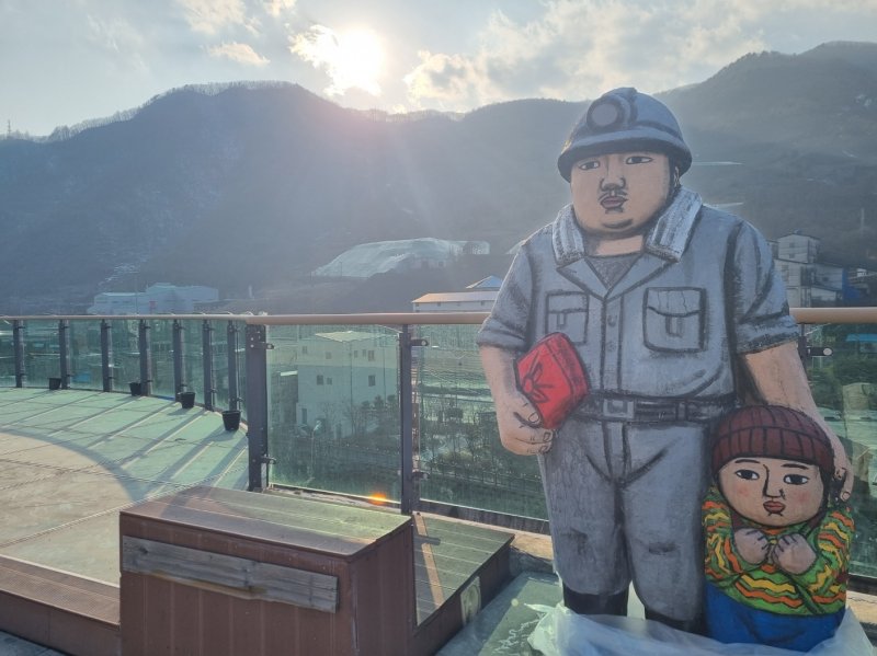 석탄산업 활황기 인구만 4만명이 넘었던 강원 태백 철암동. 현재는 광부와 상인들이 모두 떠나고 당시를 느낄 수 있는 빈 상점들만 남아 마을 전체가 거대한 근현대사 박물관으로 변해 있다. 2023.2.28/뉴스1 윤왕근 기자