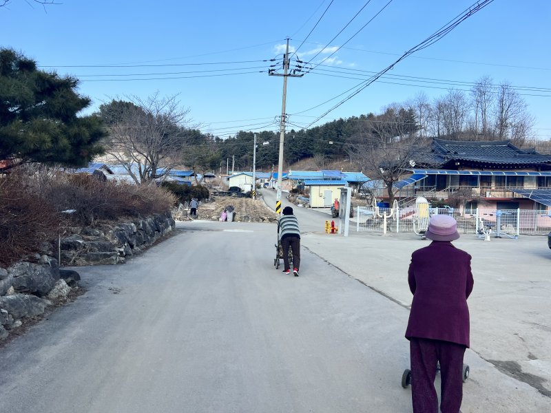 지난 24일 강원 양구군 해안면 오유2리 마을에 어르신들이 성인용 보행기를 끌면서 길을 걷고 있다.2023.2.28 한귀섭 기자