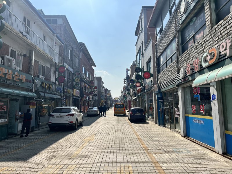 지난 24일 낮 12시 13분쯤 강원 양구군 양구읍 시내는 점심시간인데도 불구하고 지나다니는 사람들을 찾아보기 힘들었다.2023.2.28 한귀섭 기자