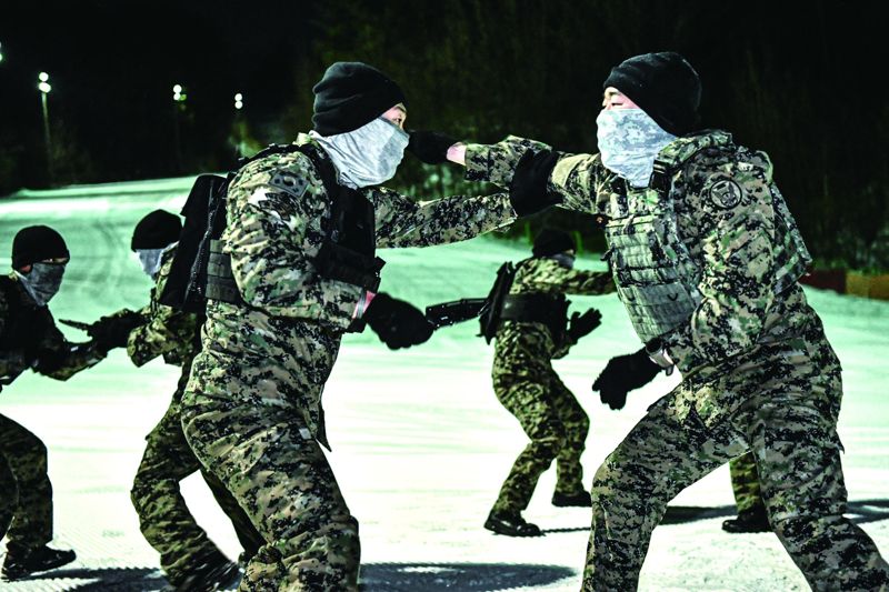 육군특수전사령부 비호부대 싸울아비대대 장병들은 이번 설한지 극복훈련에서 특공무술 훈련도 병행하며 특전장병의 실전 격투술과 정신력을 끌어올렸다. /육군 제공