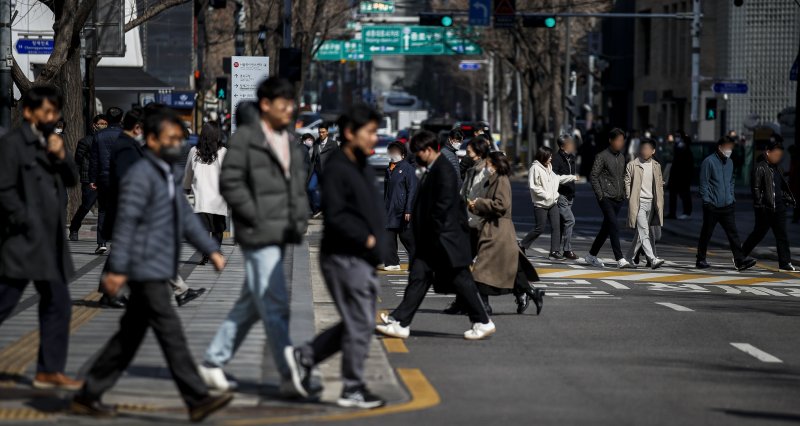 정부가 주 52시간으로 제한됐던 근로시간 제도를 일이 많을 때는 주당 최대 69시간까지 근로가 가능하도록 유연화를 추진한다. 근로일 간 11시간 연속휴식을 보장하지 않을 경우에는 주 64시간까지만 근무하도록 한다. 고용노동부는 이 같은 내용을 담은 '근로시간 제도 개편 방안'을 확정하고 오는 4월 17일까지 입법예고한다고 밝혔다. 6일 오후 서울 중구 시청앞에서 직장인들이 이동하고 있다 /사진=뉴시스화상