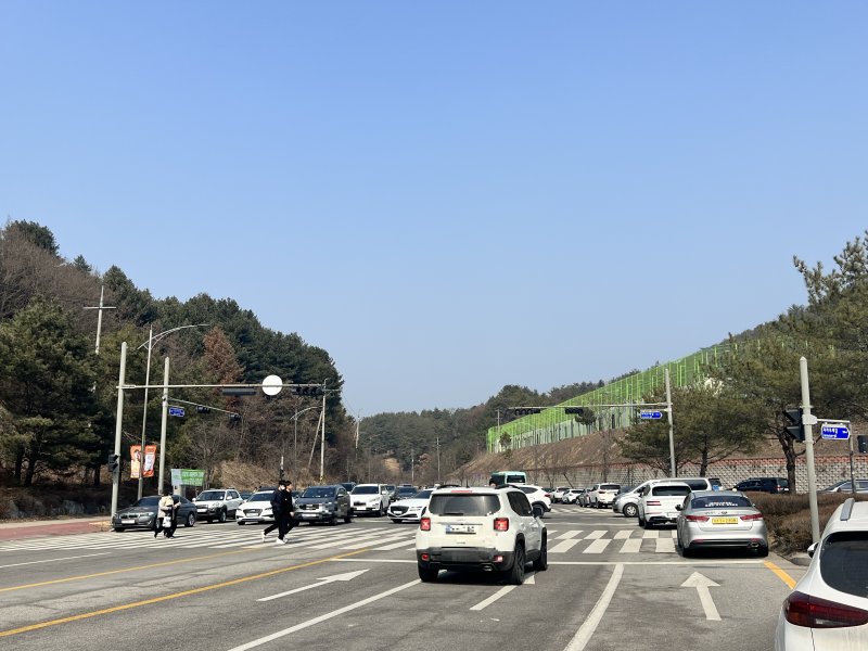 지난 5일 강원 춘천 송암스포츠타운 일대 삼거리 점멸신호등 앞에서 시민들이 횡단도보가 있으나, 신호등이 켜져 있지 않아 시민들이 종종 걸음으로 경기장으로 향하고 있다.2023.3.6 한귀섭 기자
