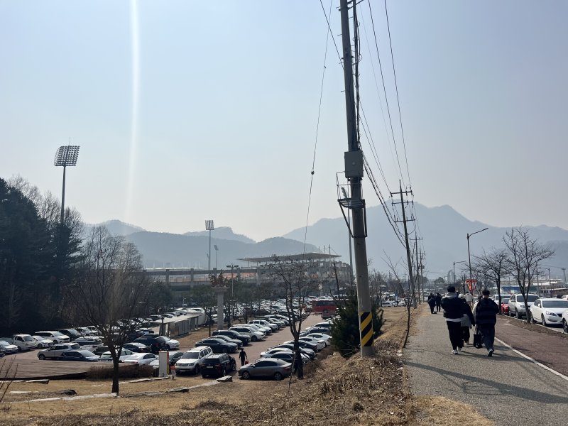 지난 5일 강원FC와 울산현대의 홈 개막전 첫 경기를 보기 위해 시민들이 인근에 차를 대고 경기장으로 걸어가고 있다.2023.3.6 한귀섭 기자