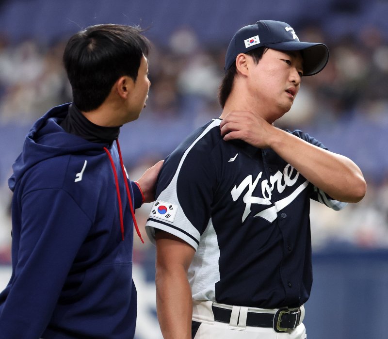 6일 오후 일본 오사카 교세라 돔에서 열린 대한민국 WBC 대표팀과 일본 프로야구 오릭스 버팔로스와의 경기, 대표팀 고우석이 8회말 1사 3루에서 목 주변 통증을 호소하며 교체되고 있다. 대표팀은 7일 같은 장소에서 한신 타이거스와 공식 연습경기를 치른 후 도쿄로 이동, 9일 일본 도쿄돔에서 호주와 본선 1라운드 첫 경기를 치른다. 2023.3.6/뉴스1 ⓒ News1 김진환 기자