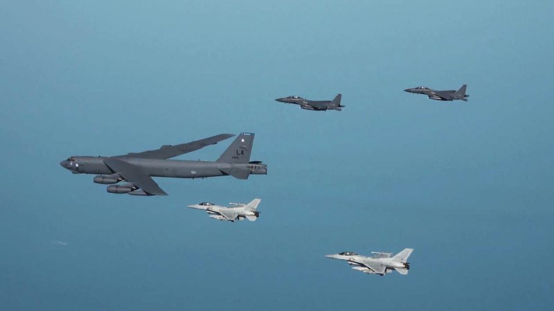 3월 6일 한반도 서해 상공에서 한국측 F-15K 및 KF-16 전투기와 미국측 B-52H 전략폭격기가 참여한 가운데 한미 공군이 연합공중훈련을 실시하고 있다. 사진=국방부 제공