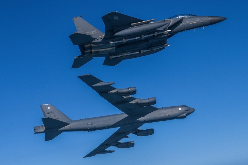 한미 공군이 지난 2023년 3월 6일 한반도 서해 상공에서 우리측 F-15K 및 KF-16전투기와 미측 B-52H 전략폭격기가 참여한 가운데 연합공중훈련을 하고 있다.<div id='ad_body3' class='mbad_bottom' ></div> 사진=국방부 제공