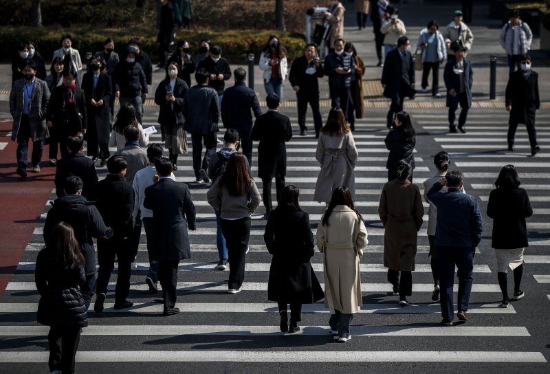 경제계 "경영 발목 잡던 낡은 법·제도 개선"... 노동계 "5일내내 9시~자정 일 시켜도 합법" [주52시간제 손질]