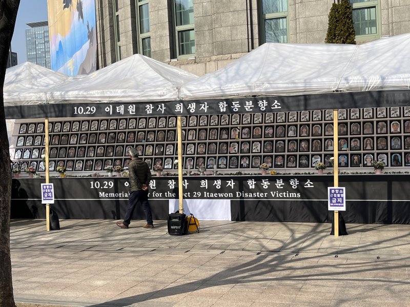 6일 서울 중구 서울광장에 설치된 '이태원참사 시민분향소'에 한 시민이 조문을 마치고 영정사진을 둘러보고 있다. 사진= 주원규 기자