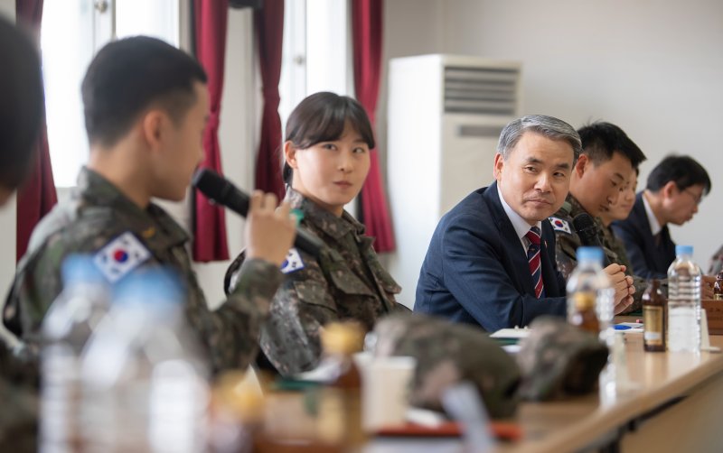 이종섭 국방장관, 부사관 간담회에서 "초급간부 여건 개선은 장관의 의무"