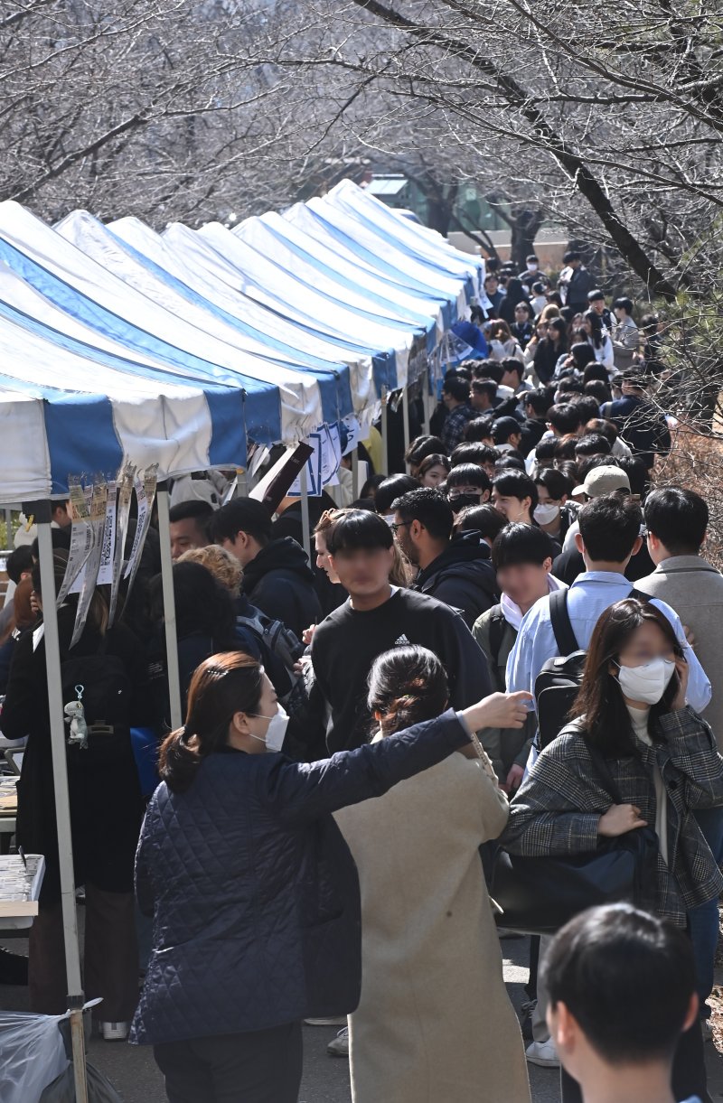 [수원=뉴시스] 김종택 기자 = 봄기운이 완연한 6일 경기도 수원시 아주대학교에서 열린 동아리 박람회에 학생들로 북적이고 있다. 2023.03.06. jtk@newsis.com