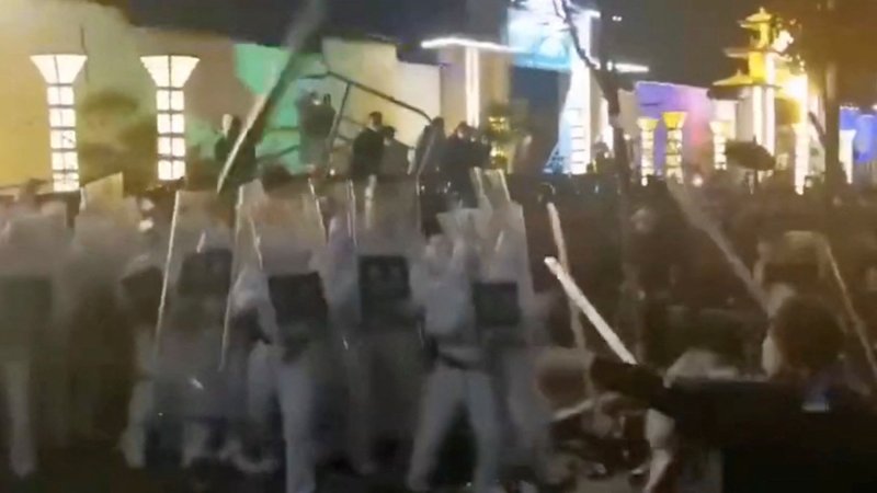 23일(현지시간) 세계 최대 규모 아이폰 생산지인 중국 정저우의 폭스콘 공장에서 근로자들이 임금 체불과 코로나19 방역에 항의하는 시위를 벌이며 보안요원과 충돌을 하고 있다. ⓒ 로이터=뉴스1 ⓒ News1 우동명 기자