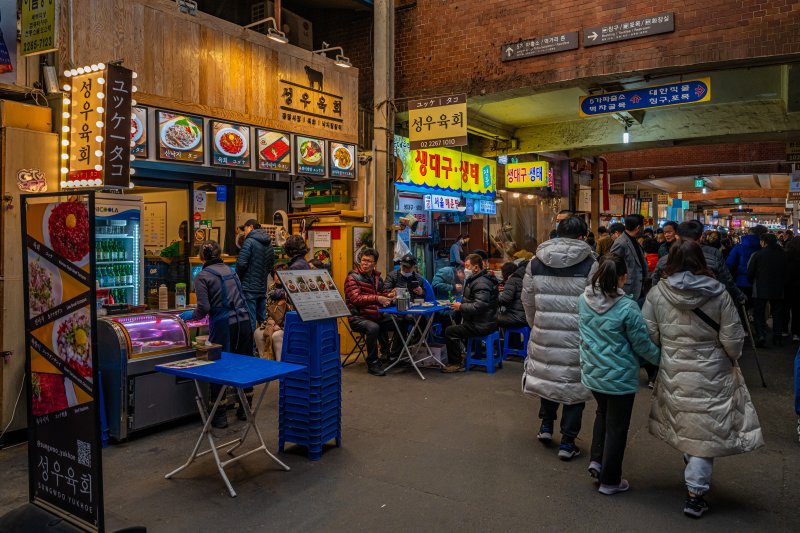 광장시장을 대표하는 육회골목은 항상 많은 손님으로 붐빈다(서울관광재단 제공)