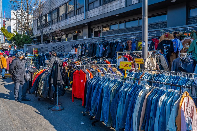 빈티지한 구제의류를 판매하는 동묘시장(서울관광재단 제공)