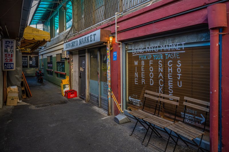 옛 골목에 자리한 와인바 동묘마케트(서울관광재단 제공)
