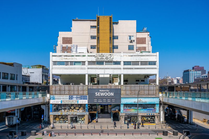 공중보행로를 만들어 상가와 상가 사이를 연결한 다시 세운 프로젝트(서울관광재단 제공)