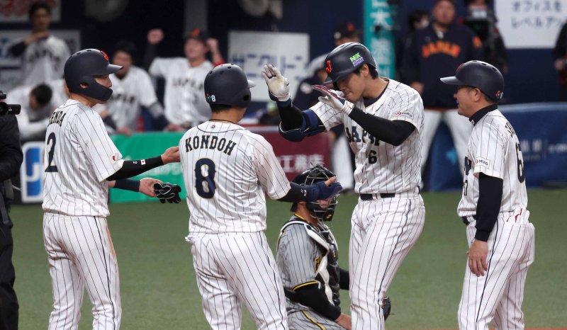 [오사카=뉴시스] 김선웅 기자 = 6일 일본 교세라 돔 오사카에서 열린 일본 프로야구팀 한신 타이거즈와 WBC 일본 대표팀의 경기, 5회초 주자 1,2루 상황 오타니 쇼헤이가 오늘 두 번째로 쓰리런 홈런을 날린 후 홈인 해 동료들과 기뻐하고 있다. 2023.03.06. mangusta@newsis.com