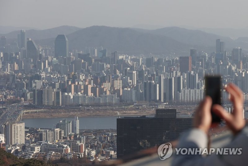 만 19∼34세 여성 중 절반가량만 '출산 의향'…저출생 심화 전망 금일부터 규제지역 내 다주택자의 주택담보대출 허용 (서울=연합뉴스) 신현우 기자 = 규제지역 내 다주택자의 주택담보대출이 허용된 2일 서울 남산에서 바라본 한강 이남 아파트 단지 모습. 금융위원회는 이날 정례회의를 열어 주택담보대출 규제 정상화 방안 시행을 골자로 하는 은행업 등 5개 금융업권 감독규정 개정안을 의결했다고 밝혔다. 개정 규정에 따라 현재는 대출이 불가능한 규제지역 내 다주택자 주택담보대출을 주택담보대출비율(LTV) 30%까지 허용한다. 비규제지역에는