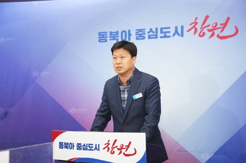 [창원=뉴시스] 강경국 기자 = 김종핵 경남 창원시 농업기술센터 소장이 7일 창원시청 프레스센터에서 오는 10일 개장하는 대도시형 로컬푸드 직매장에 대해 브리핑을 하고 있다. (사진=창원시청 제공). 2023.03.07. photo@newsis.com *재판매 및 DB 금지