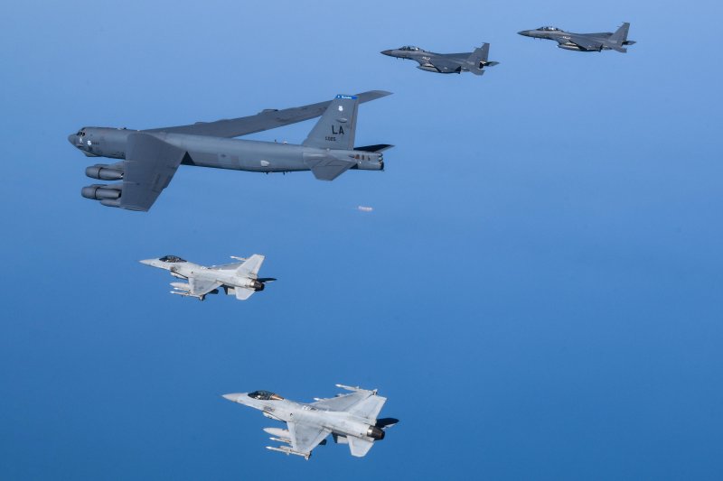 한미 공군이 지난 6일 한반도 서해 상공에서 우리측 F-15K 및 KF-16 전투기와 미측 B-52H 전략폭격기가 참여한 가운데 연합공중훈련을 실시하고 있다. 사진=국방부 제공