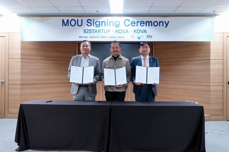 지난 6일 오후 벤처기업협회 대회의실에서 벤처기업협회·한국소프트웨어산업협회·82스타트업이 업무협약을 체결했다. 성상엽 벤처기업협회장, 이기하 82스타트업 회장, 조준희 한국소프트웨어산업협회장(왼쪽부터). 벤처기업협회 제공.