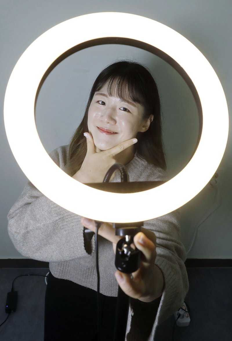 [서울=뉴시스] 최동준 기자 = 온라인콘텐츠창작자 먹스나가 26일 서울 동대문구 한 스튜디오에서 뉴시스와 인터뷰를 하고 있다. 2023.01.26. photocdj@newsis.com