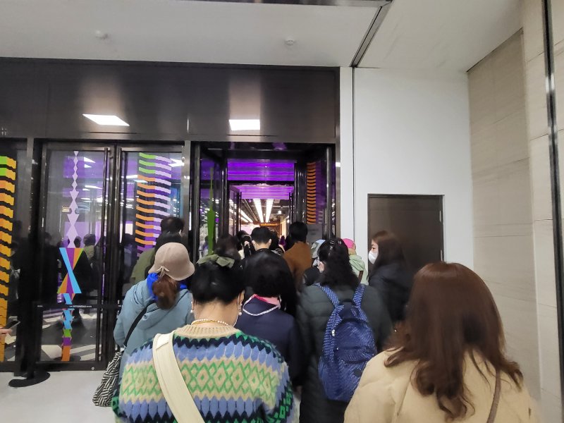 [서울=뉴시스] 박미선 기자=7일 서울 여의도에 있는 더현대 서울에서 열린 가수 영탁 팝업스토어에 입장하기 위해 백화점 문이 열리자마자 사람들이 들어가고 있다. *재판매 및 DB 금지