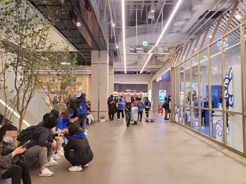 [서울=뉴시스] 박미선 기자=7일 서울 여의도에 있는 더현대 서울에서 열린 가수 영탁 팝업스토어 앞에 대기 순서를 기다리는 사람들의 모습. *재판매 및 DB 금지