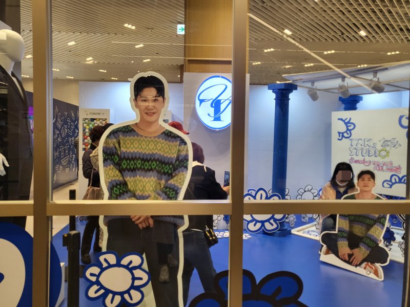 [서울=뉴시스] 박미선 기자=7일 서울 여의도에 있는 더현대 서울에서 열린 가수 영탁 팝업스토어 내부 모습. *재판매 및 DB 금지