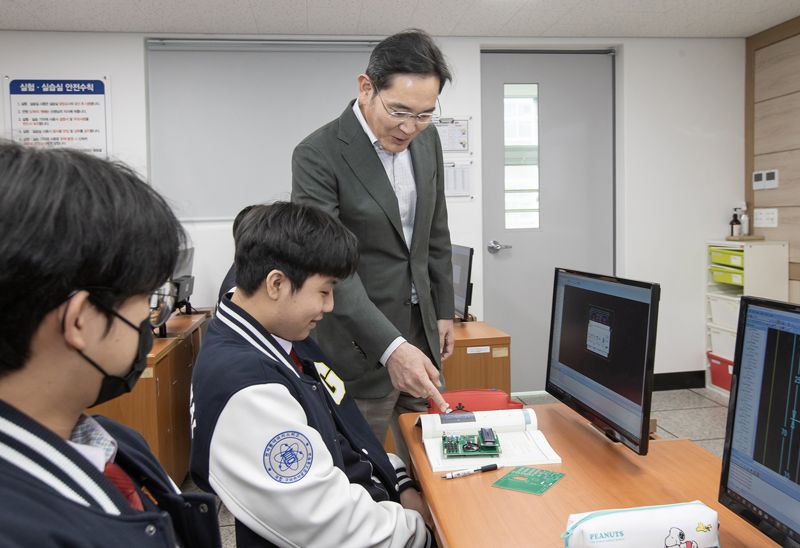 이재용 삼성전자 회장이 7일 경북 구미에 위치한 '구미전자공업고등학교'를 방문해 학생들이 수업에 사용하는 전자기기용 인쇄회로기판(PCB)를 살펴보고 있다. 삼성전자 제공