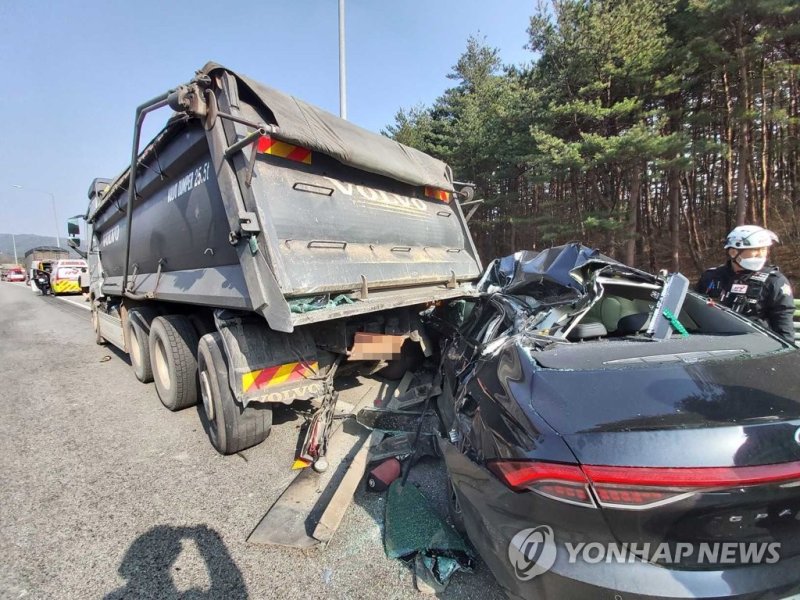 영동고속도로서 사고 수습 순찰차·트럭 '쾅쾅'…50대 중상 - 파이낸셜뉴스