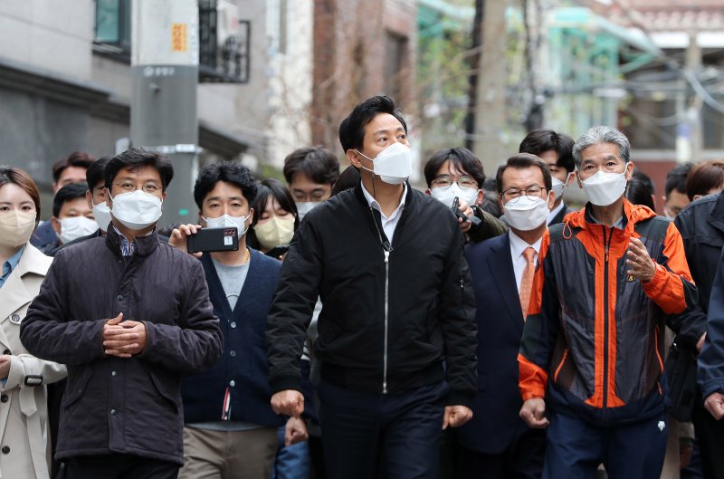 오세훈 서울시장이 지난해 4월14일 오후 서울 중랑구 모아타운 시범사업지를 방문해 주민 및 관계자들과 현장을 살펴보고 있다.2022.04.14/뉴스1 ⓒ News1 박세연 기자