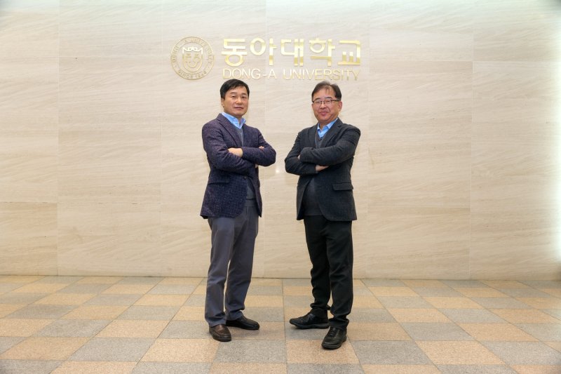 동아대 '산학 전임교원(정년트랙)'으로 임용된 김병철(왼쪽)·심대용 교수 동아대 제공