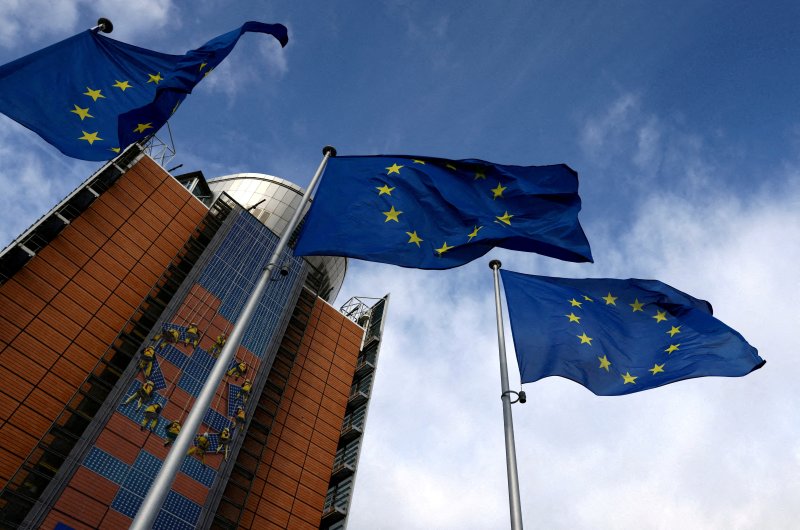 벨기에 브뤼셀에 위치한 EU 집행위원회 건물 앞에서 유럽기가 흔들리고 있다. 뉴스1 제공