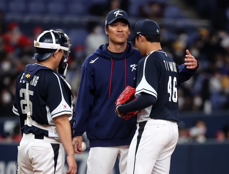 7일 오후 일본 오사카 교세라 돔에서 열린 대한민국 WBC 대표팀과 일본 프로야구 한신 타이거스와의 경기, 대표팀 정현욱 투수코치가 5회말 2사 1루에서 교체되는 원태인의 어깨를 다독이고 있다. 2023.3.7/뉴스1 ⓒ News1 김진환 기자