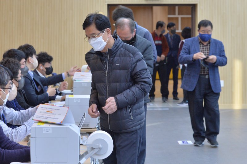 제3회 전국동시조합장 선거일인 8일 오전 경북 포항시 북구 장량동 농협 하나로 마트 4층에 마련된 투표소에서 조합원들이 신원을 확인하고 있다. 사진=뉴스1