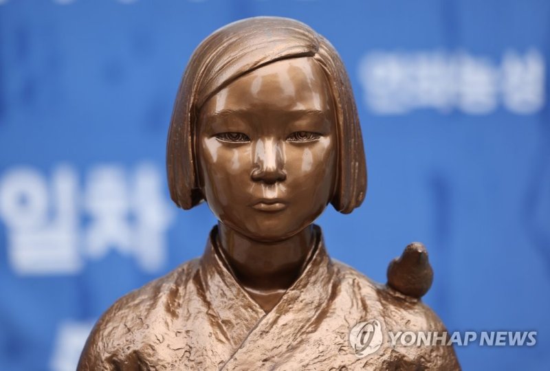 서울 종로구 옛 일본대사관 앞에 소녀상이 자리를 지키고 있다./사진=연합뉴스